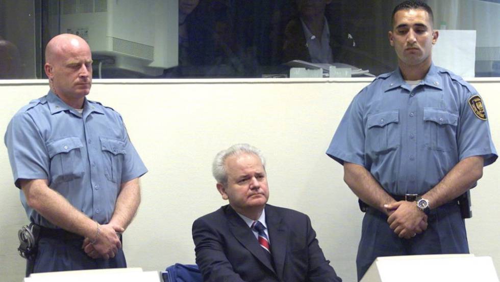 Imagen de 2002 del Juicio al expresidente yugoslavo Slobodan Milosevic.