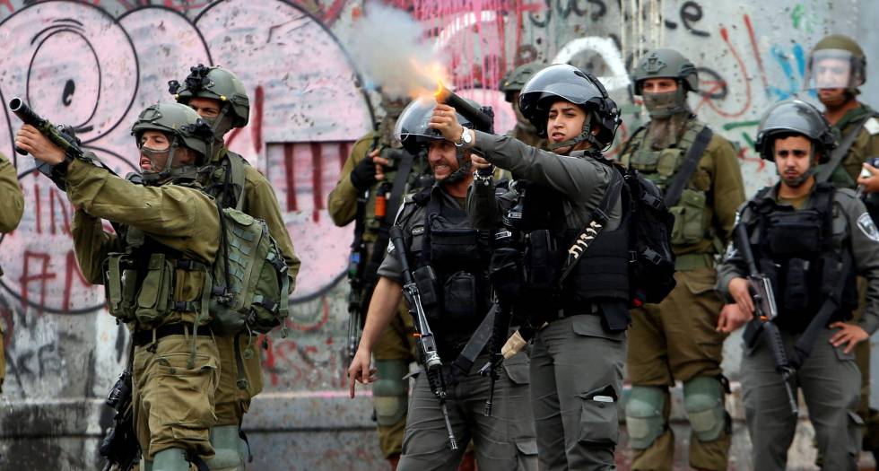 Fuerzas de seguridad israelíes, en un enfrentamiento con manifestantes palestinos en Belén.