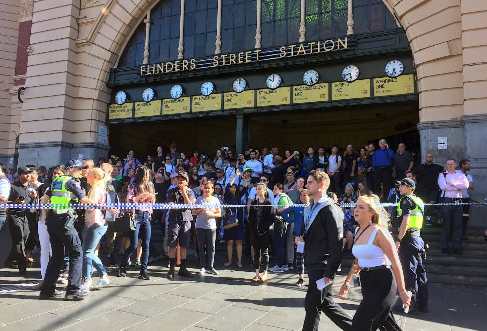 Cordón policial en el lugar del atropello, cerca de la estación de trenes de Flinders Street en el centro de Melbourne.