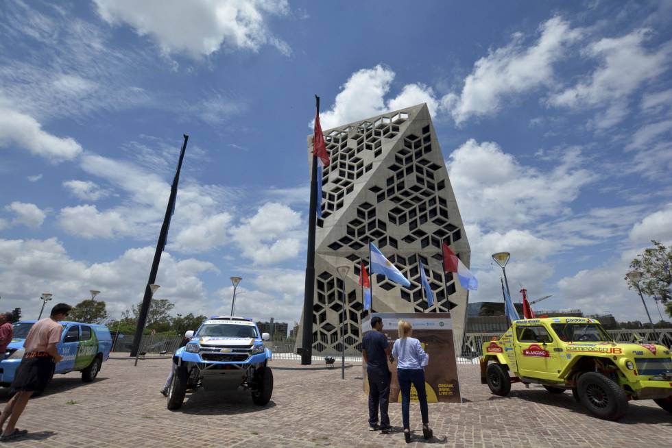 Presentación del Dakar 2018 en la ciudad de Córdoba. A la derecha, el "Rastrojero" del argentino José Blangino.
