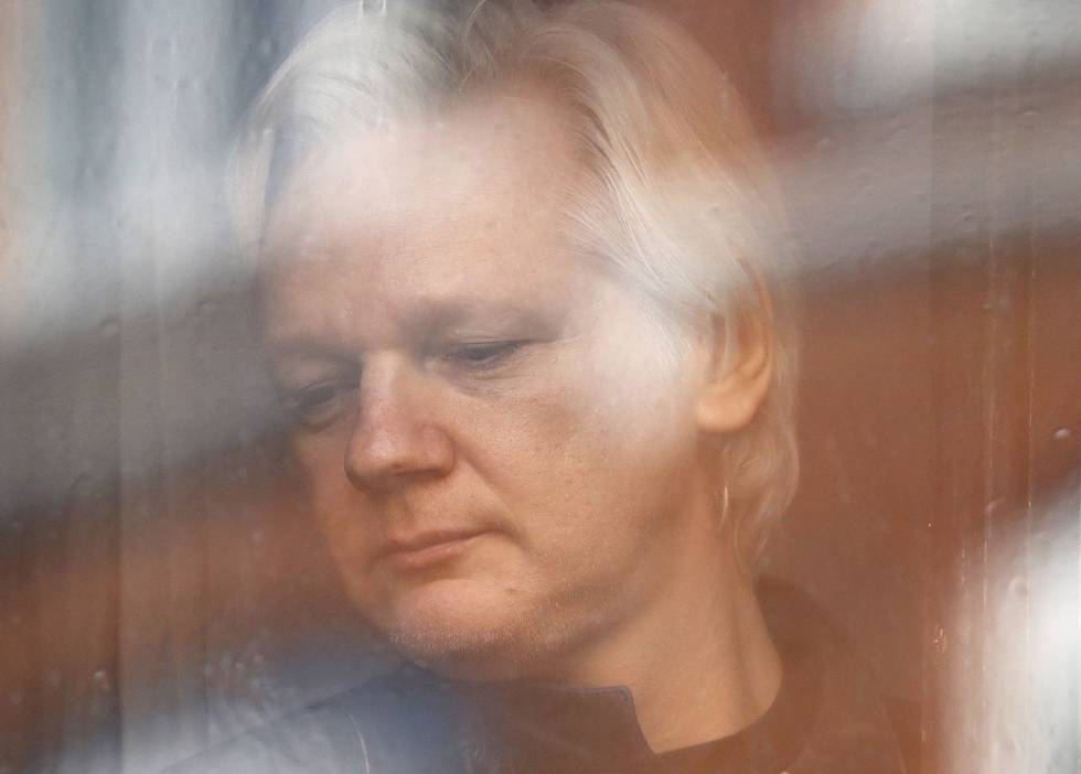 Ecuador nacionaliza a Julian Assange y le concede una 