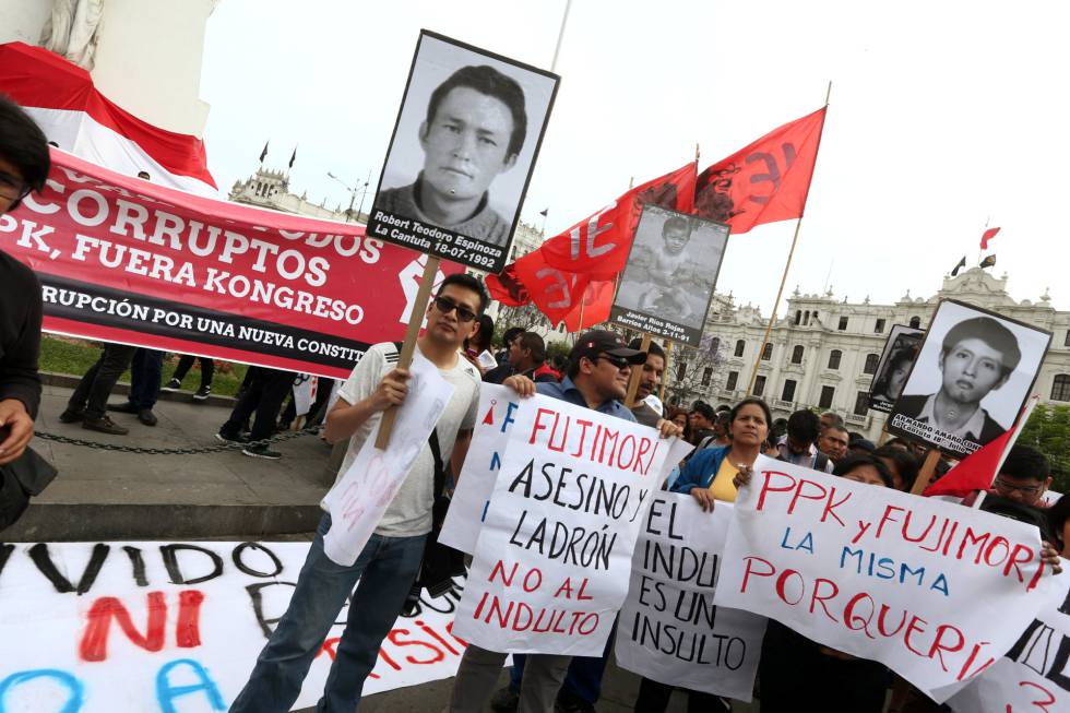 Protestas contra el indulto a Fujimori este lunes en Lima.