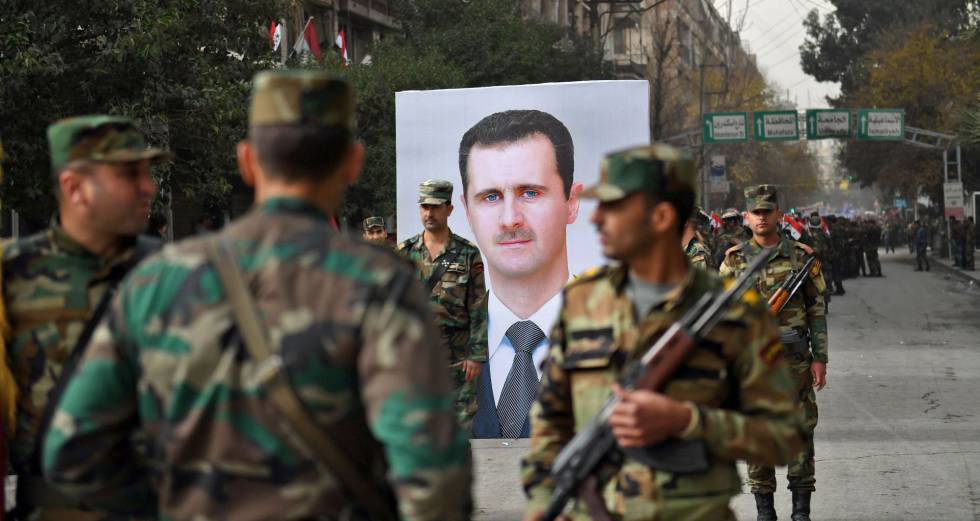 Desfile militar en Alepo con una imagen del presidente sirio, Bachar el Asad. 