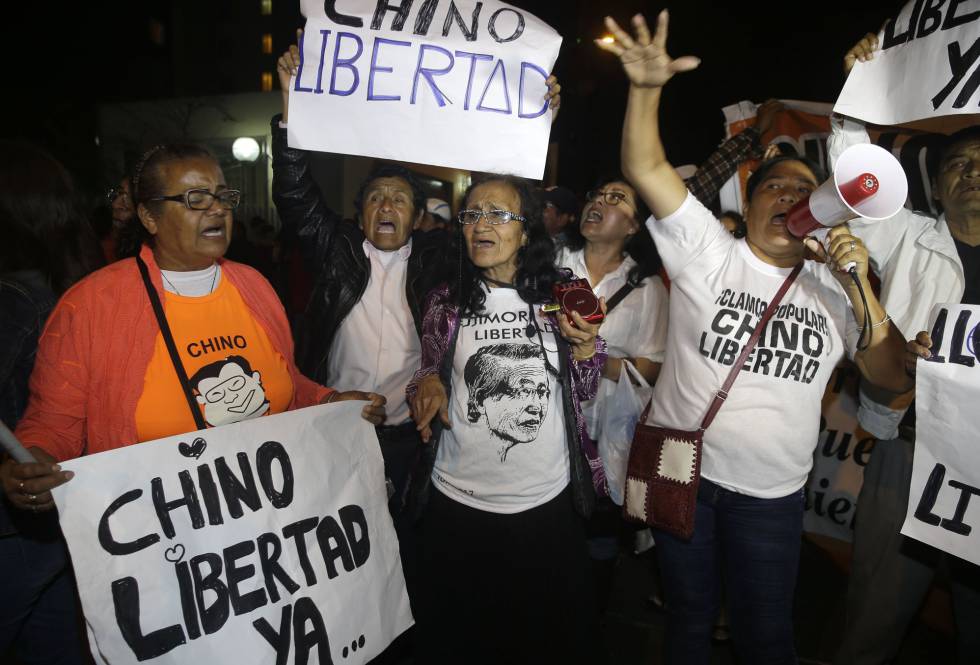 Partidarios de Fujimori celebran el indulto a las puertas de la clínica donde está ingresado en Lima.