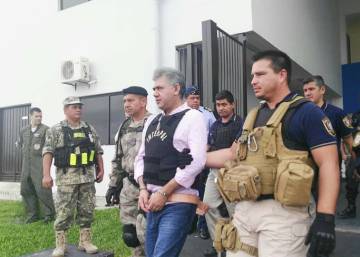 Jarvis Chimenes Pavao, entre agentes paraguayos de seguridad.