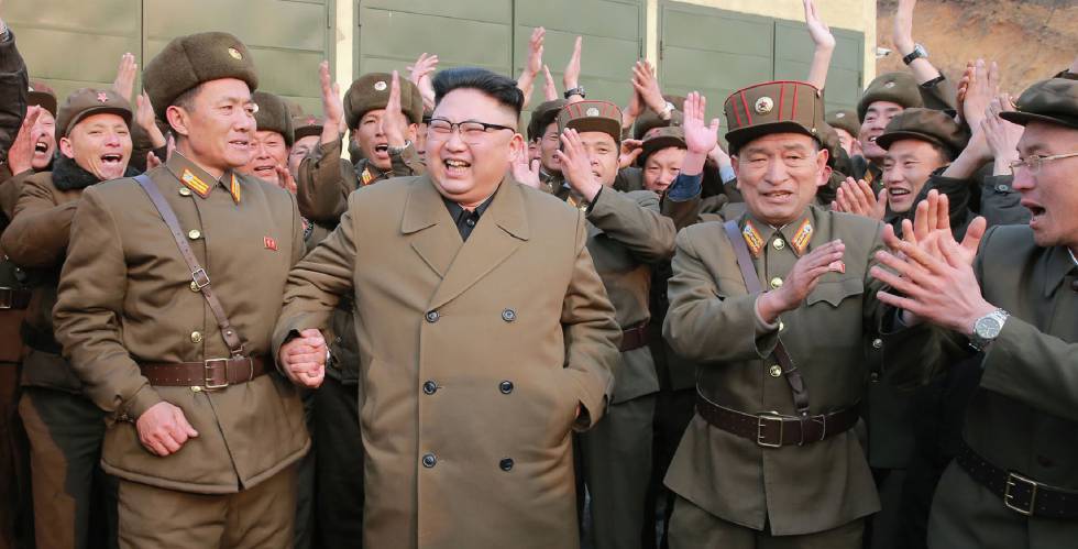 Kim Jong-un con varios altos cargos militares.