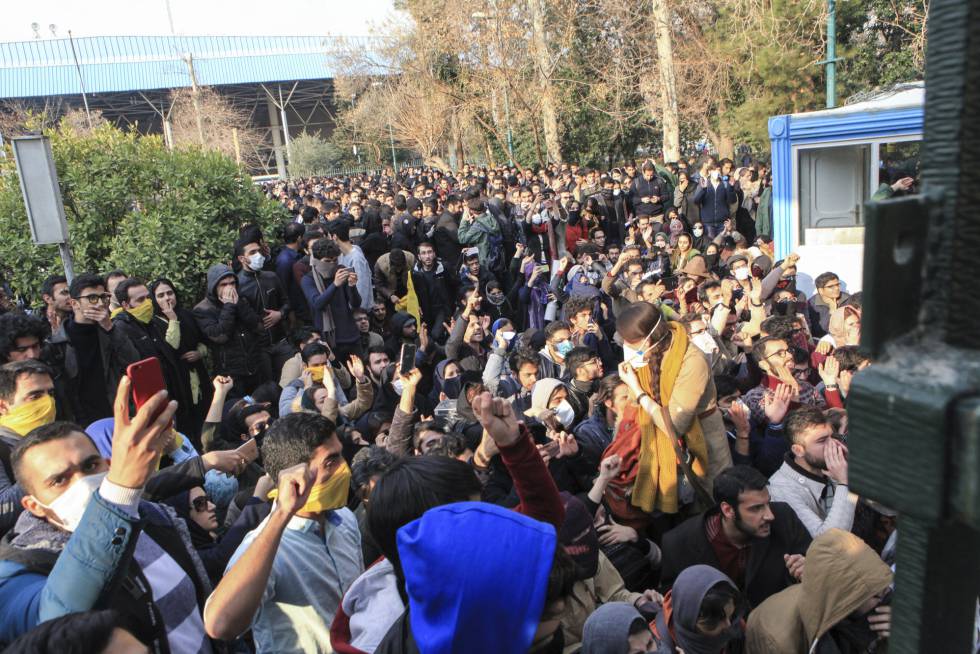 Estudiantes protestan en la Universidad de Teherán en una imagen obtenida por la agencia Associated Press.