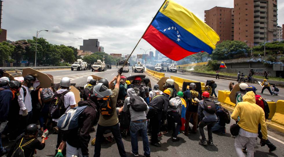 Fotografía de archivo del 3 de mayo de 2017 del enfrentamiento entre manifestantes y la Guardia Bolivariana en Caracas (Venezuela).