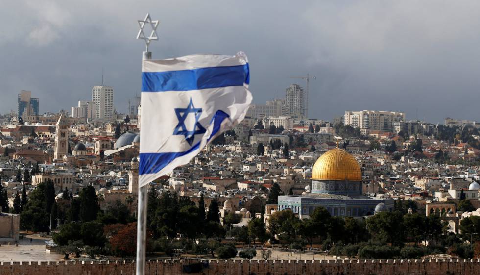 Una bandera de Israel, con Jerusalén al fondo, en diciembre.