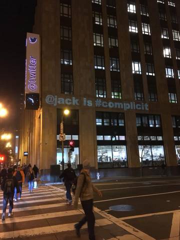 Sede de Twitter en San Francisco, con el mensaje proyectado en la fachada.