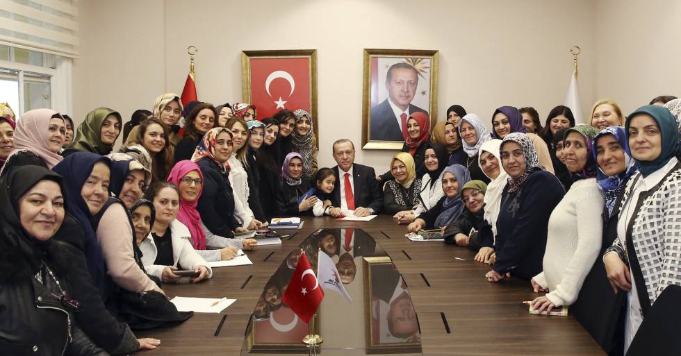 El presidente de Turquía, Recep Tayyip Erdogan, junto a mujeres que apoyan a su partido en una recepción en Estambul el pasado 3 de enero. 