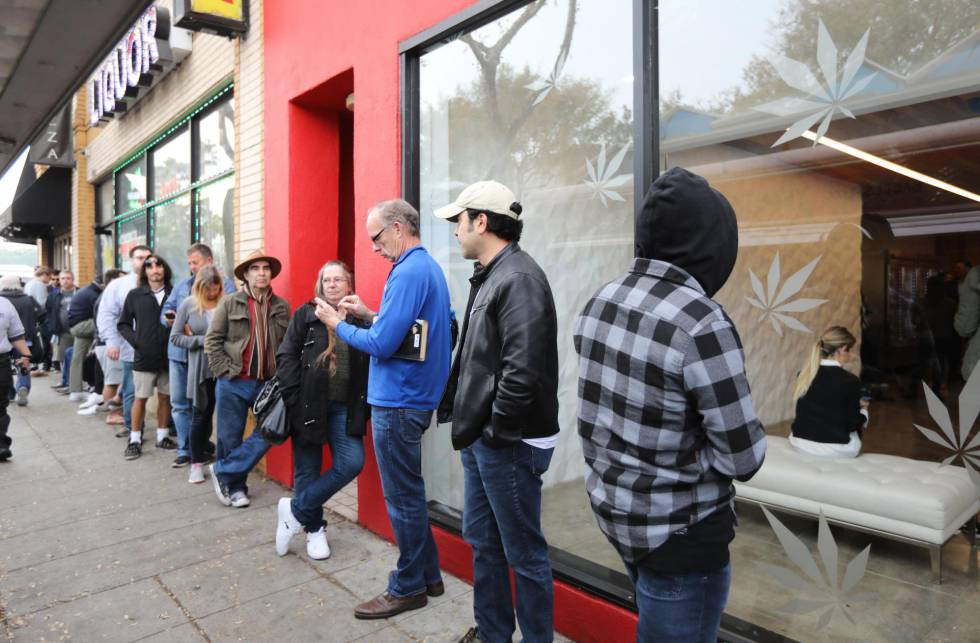 Decenas de clientes hacen fila en el dispensario MedMen para comprar productos de marihuana recreativa en West Hollywood, California, el pasado martes