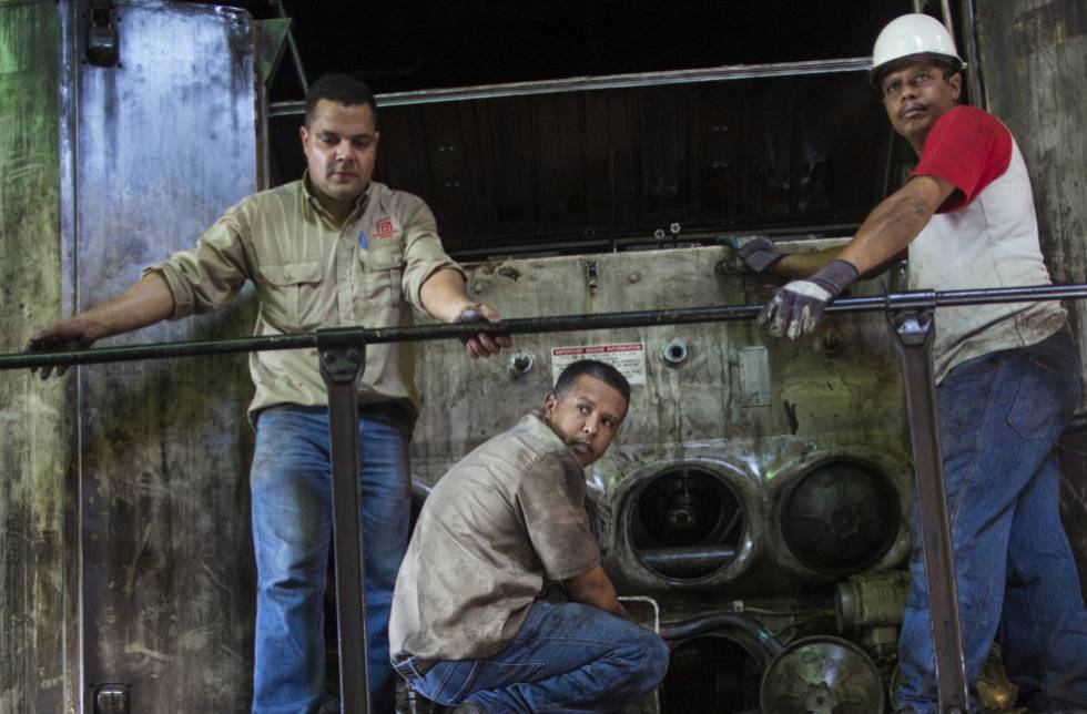 Trabajadores reparan una locomotora en Ciudad Guayana el 1 de noviembre.