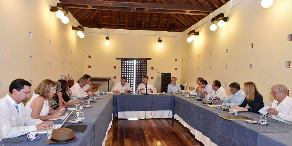 El presidente colombiano, Juan Manuel Santos, con el equipo encargado de negociar con el ELN. 