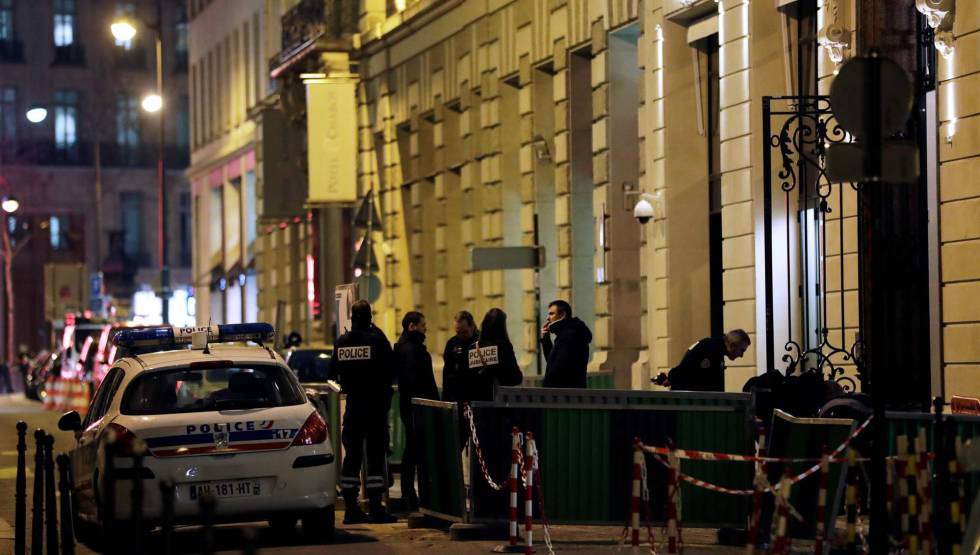 Agentes de policía en la calle Cambon, en la entrada trasera del hotel Ritz en París. 