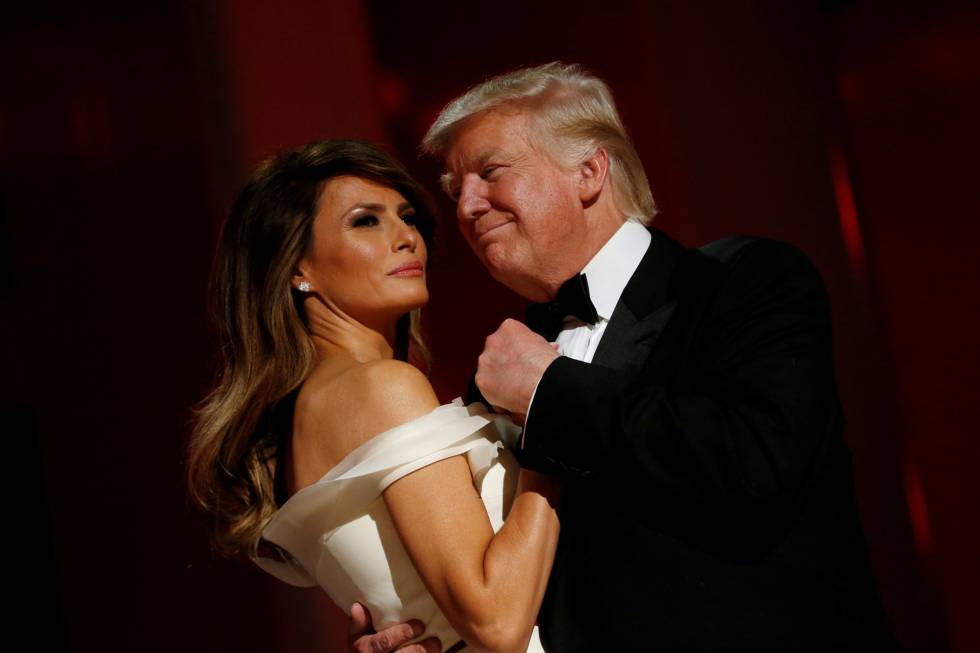 Donald Trump y su esposa, Melania, bailando.