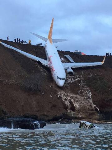 El avión siniestrado venía desde Ankara y en él viajaban 162 pasajeros que no han resultado heridos.