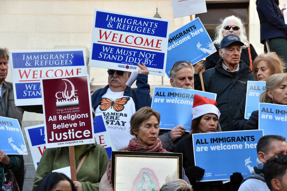 Manifestación de apoyo a los inmigrantes celebrada el 20 de diciembre junto a la alcaldía de Los Ángeles.