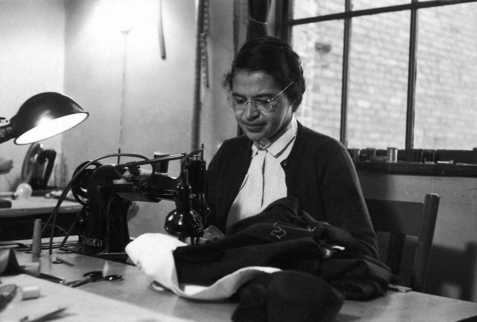La activista Rosa Parks en su taller.