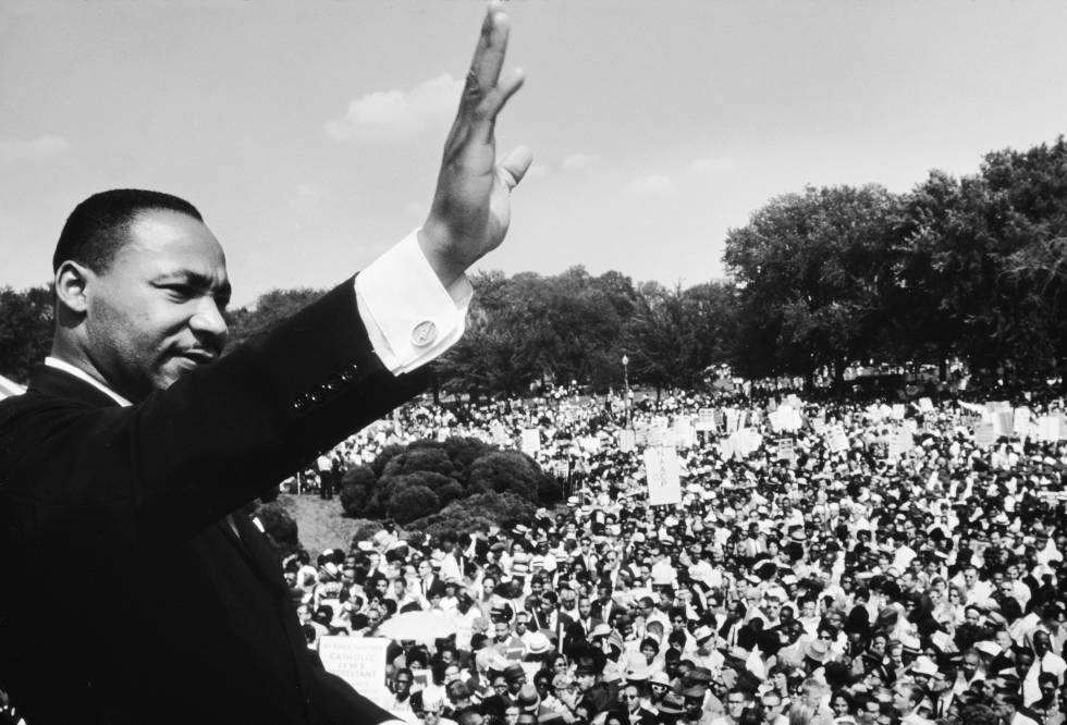 Martin Luther King da un discurso en el memorial de Lincoln durante la manifestación en Washington en 1963.
