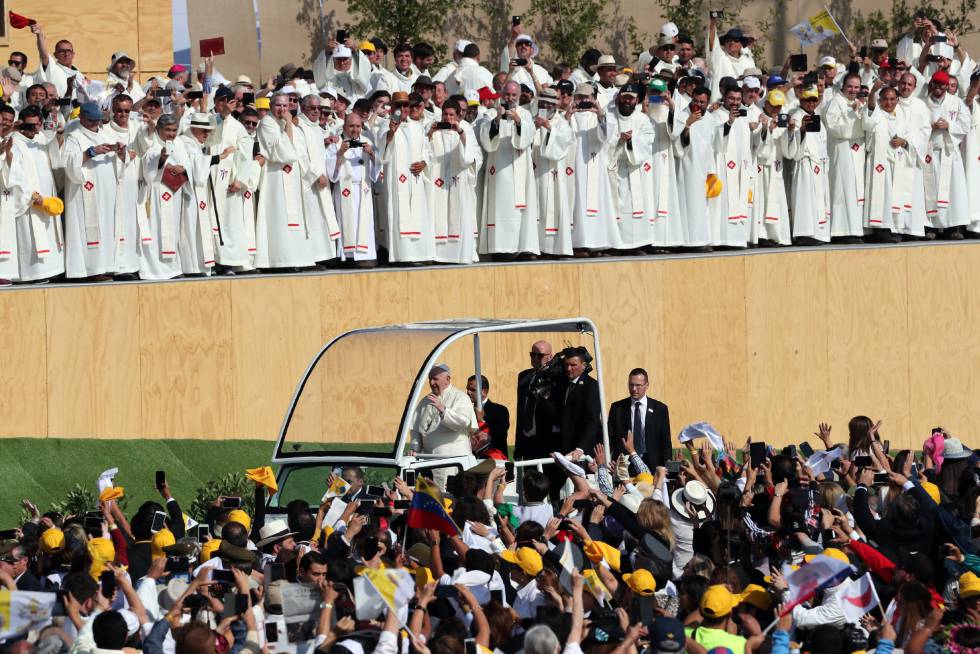 El papa Francisco saluda a los fieles a su llegada para una misa multitudinaria el Parque O`Higgins, en Santiago de Chile.