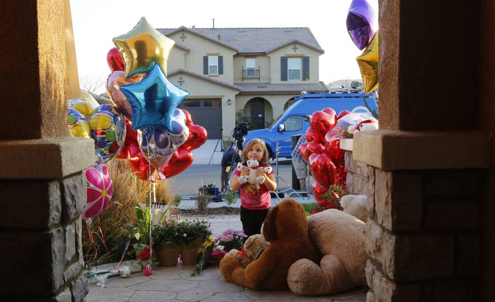 Globos y juguetes enviados por desconocidos se acumulan en la puerta de la casa de los Turpin.