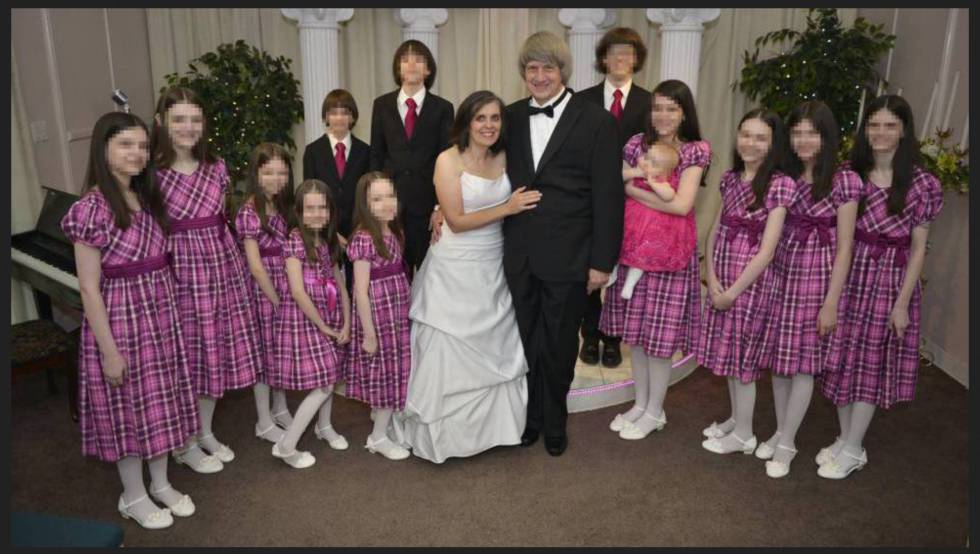 Louise e David Turpin com 12 de seus filhos, em um de seus casamentos em Las Vegas. A foto é do perfil do casal no Facebook.