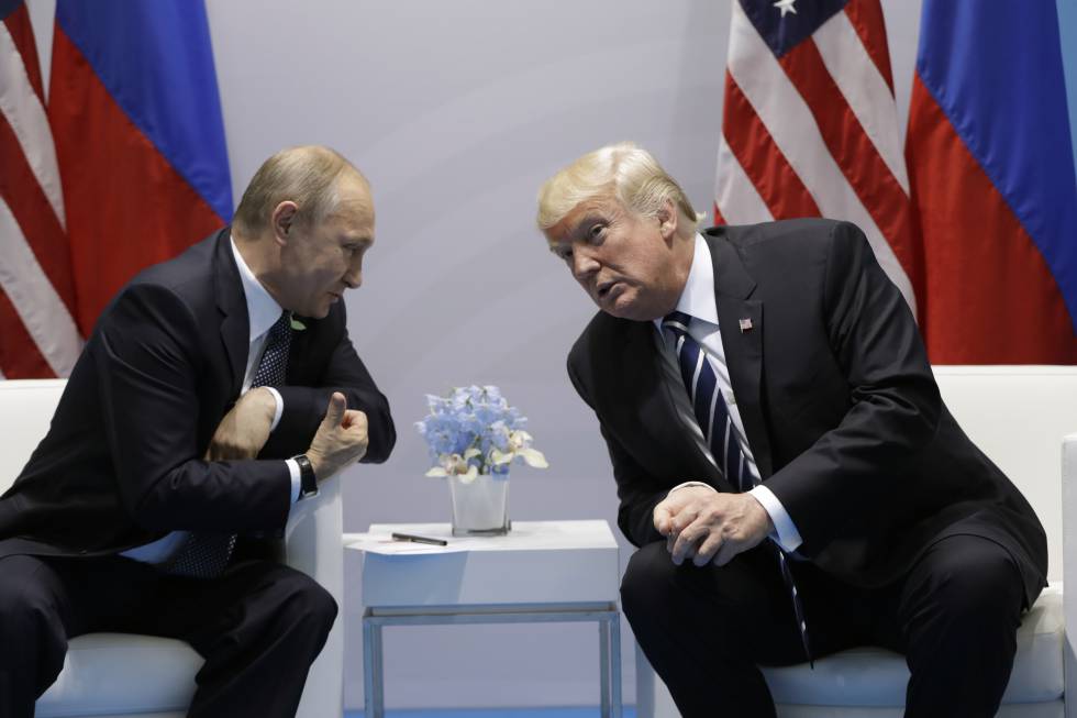 El presidente de EE UU, Donald Trump y su homólogo ruso, Vladimir Putin, durante la cumbre del G20 en Hamburgo en julio de 2017.
