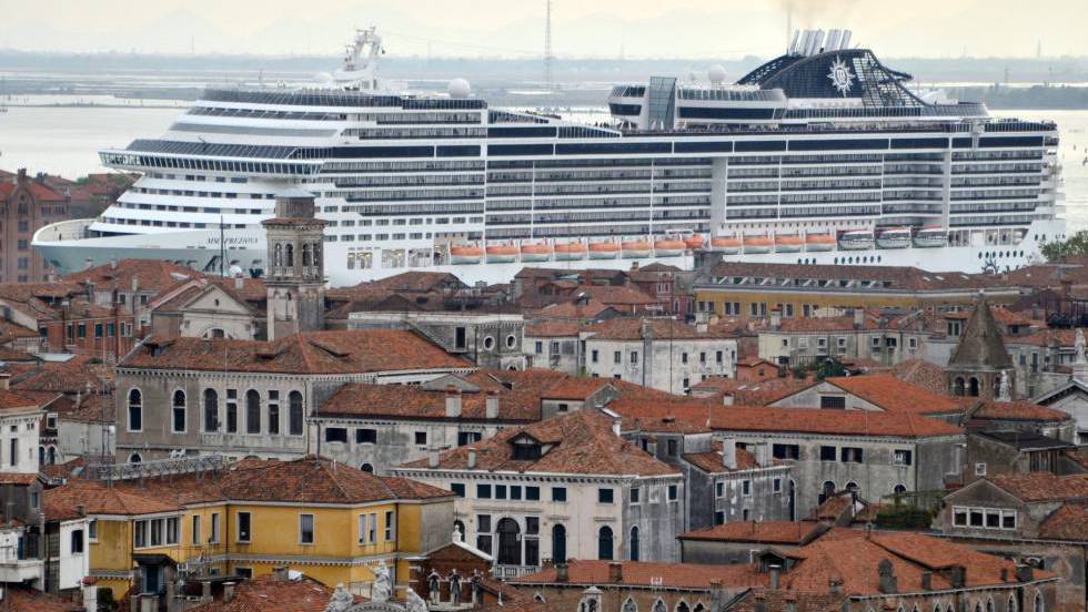 Uno de los cruceros que entran diariamente a la ciudad de Venecia. 