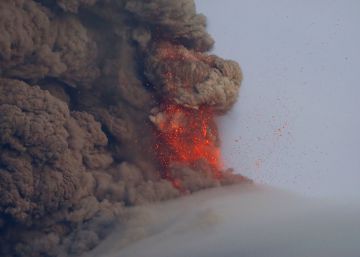 El volcán Mayón escupe una columna de cenizas de 5 kilómetros sobre Filipinas