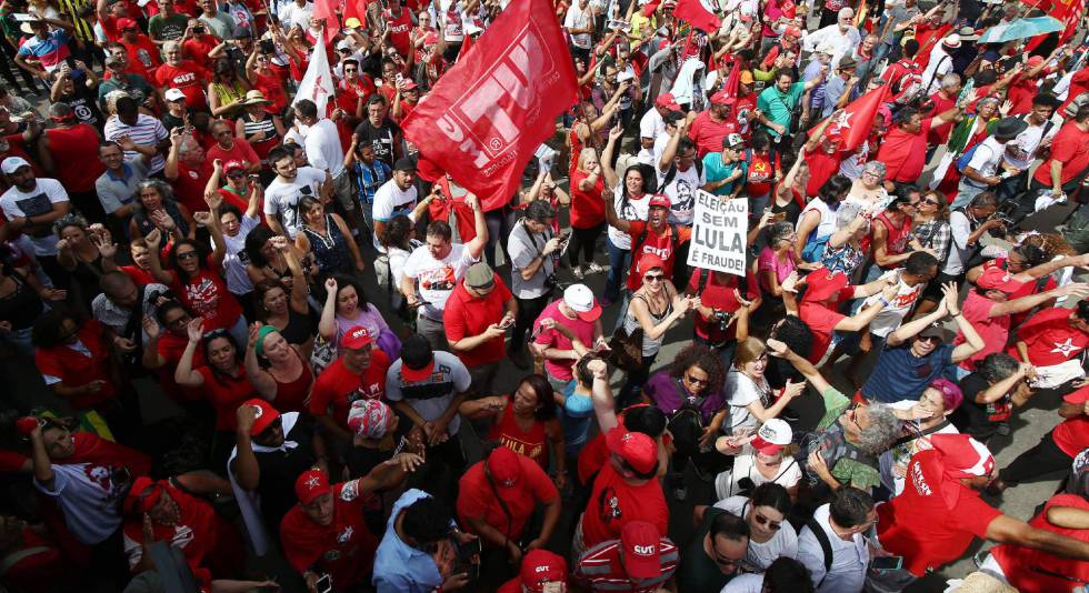 Partidarios de Lula da Silva se manifiestan este miércoles en Porto Alegre.