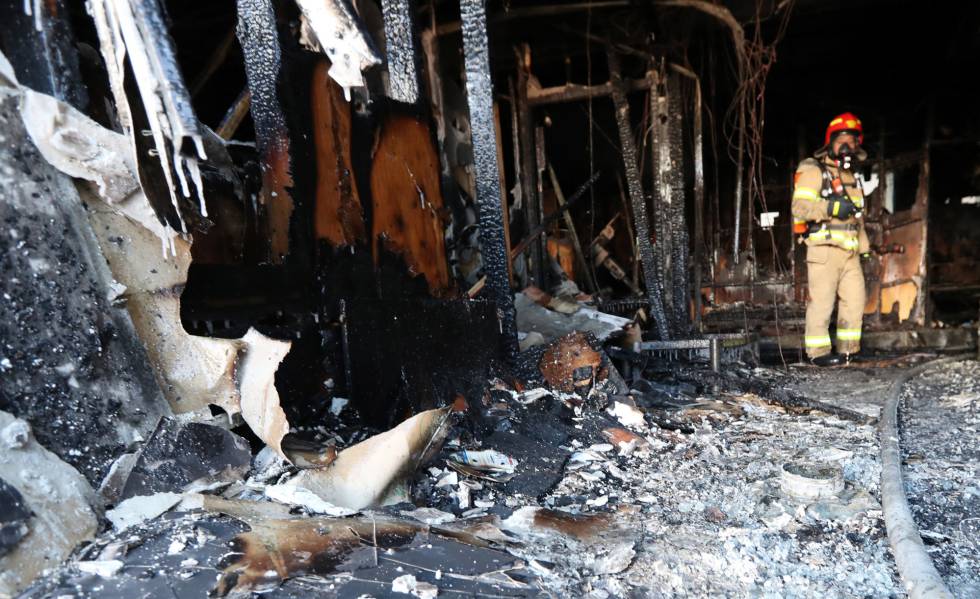 Un bombero inspecciona el hospital incendiado en Miryang.