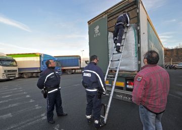 Policias de aduana franceses controlan la carga de un camión español en Lille en 2011.