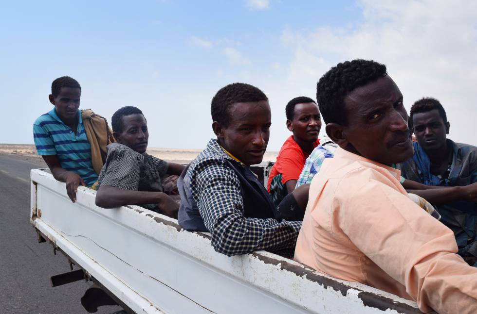 Migrantes que cruzaron el mar hacía Yemen, después de ser detenidos en las afueras de Adén por las fuerzas leales al presidente Abedrabbo Mansour Hadi, en 2015. 