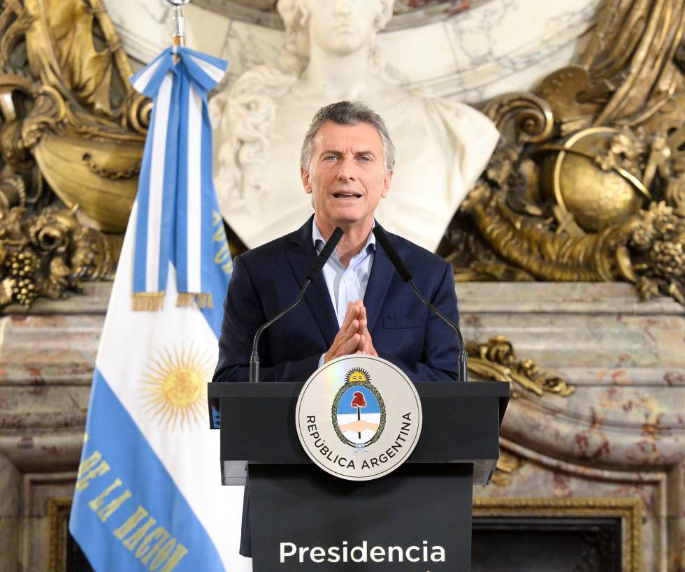 Mauricio Macri da el anuncio en el salón blanco de la Casa Rosada.