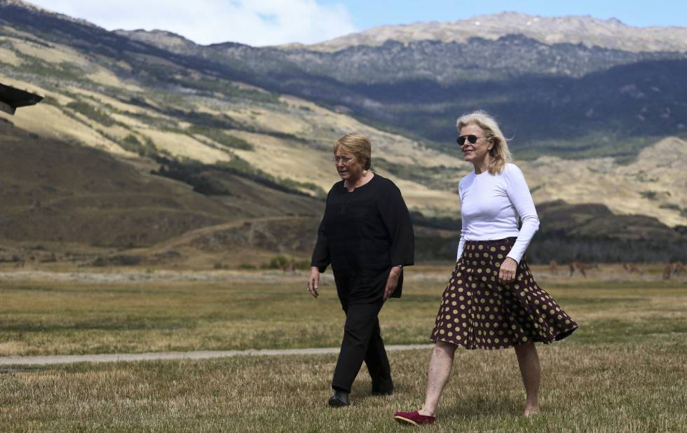 La presidenta chilena Michelle Bachelet (a la izquierda) y Kristine McDivitt Tompkins, la viuda del empresario Doug Tompkins, el pasado lunes.