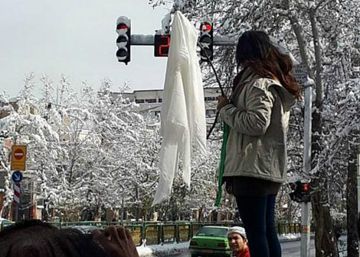Irán condena a dos años a una de las mujeres que se quitó el pañuelo