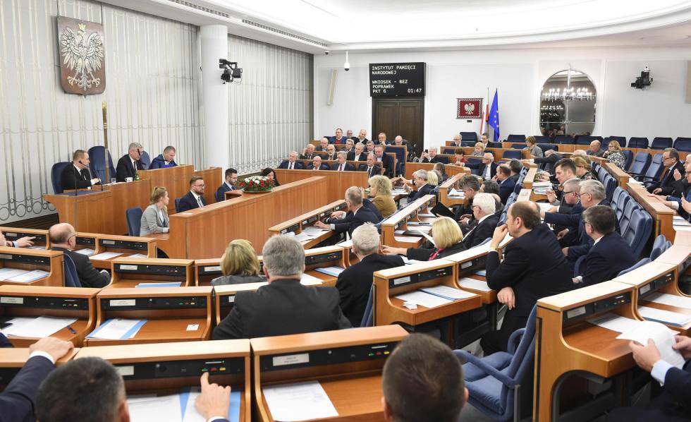 Los senadores polacos en la sesión sobre la ley que se refiere a los campos nazis este jueves.