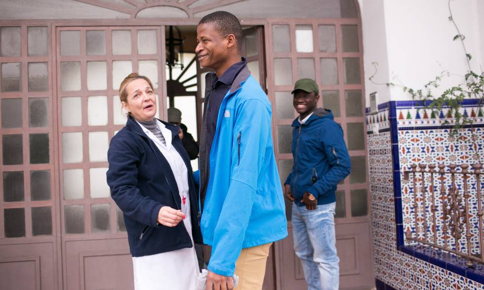 Malick y su amigo Mamuorou con una educadora del centro de menores Manuel de Falla de Jerez de la Frontera, donde se conocieron.