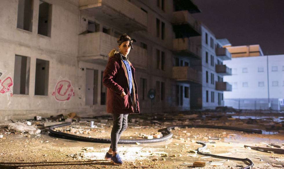 El marroquí Ayoub en el patio del edificio abandonado donde vive en Jerez de la Frontera.