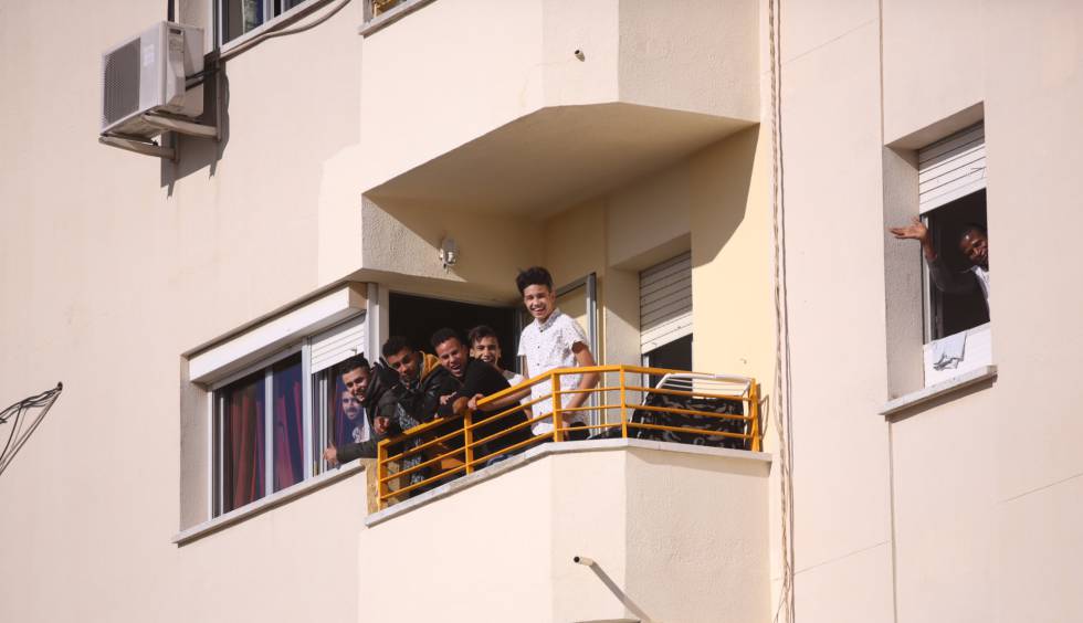 Un grupo de jovenes ve el partido de Alma de África desde el piso de acogida donde viven en Jerez de la Frontera de la ONG Voluntarios por Otro Mundo.