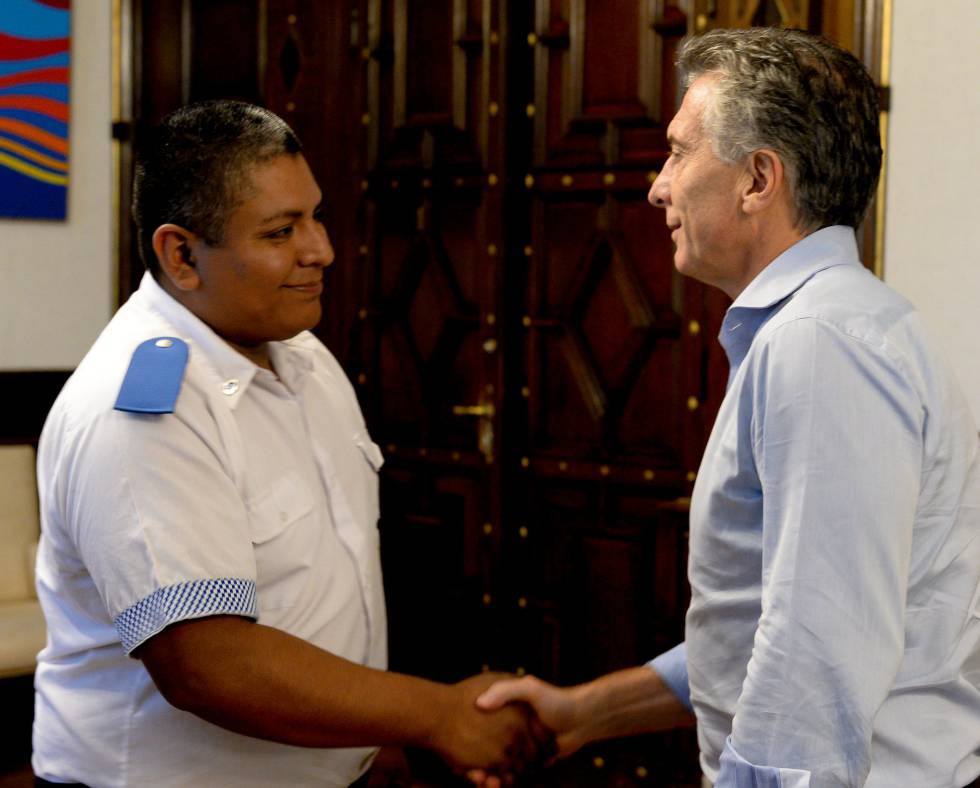 Download Chocobar: Macri apuesta por la mano dura al defender a un policía que mató a un ladrón ...