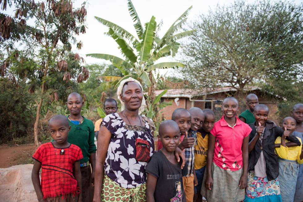 Anna Musymi, un de las cien abuelas de Nyumbani, con los huérfanos de los que cuida en la aldea.