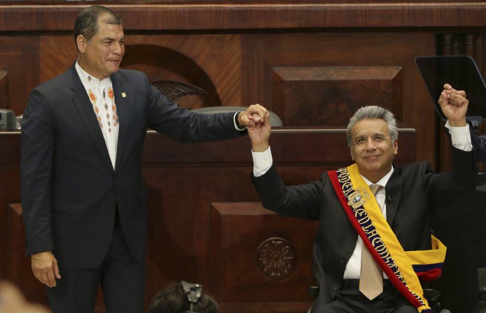 Lenín Moreno, a la derecha, asume el cargo de presidente de Ecuador el pasado mayo junto a su antecesor, Rafael Correa. 