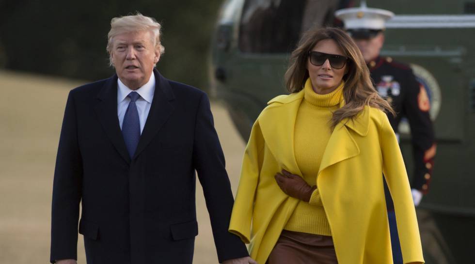 Trump intenta dar la mano a Melania sin éxito.