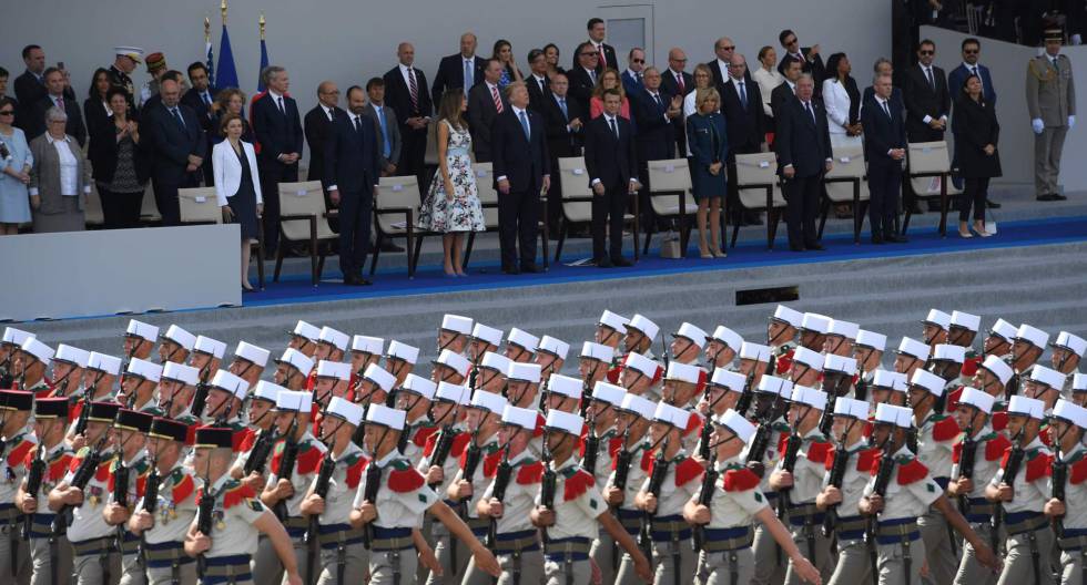 Soldados franceses desfilan el pasado 14 de julio en París. Al fondo, Donald y Melania Trump junto a Emmanuel y Brigitte Macron.
