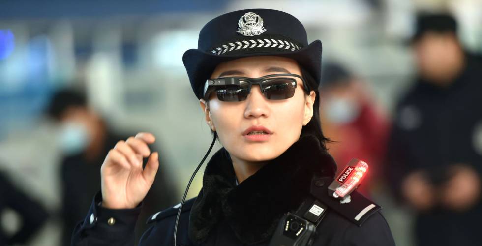Una agente de policía en Zhengzhou usando las gafas con tecnología de reconocimiento facial.