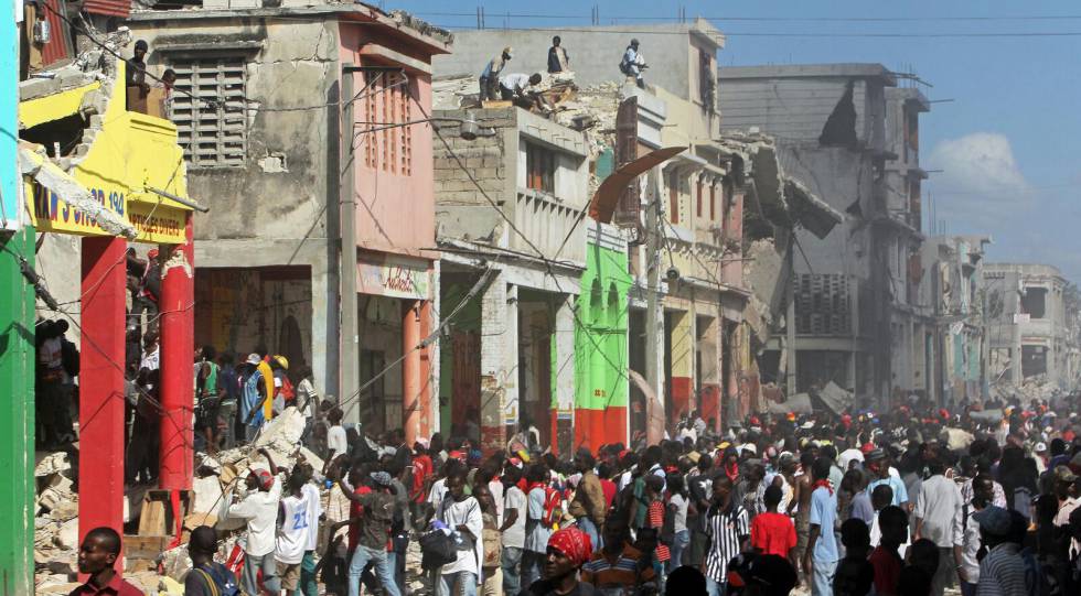 Saqueos en las calles de Puerto Príncipe, tras el terremoto de Haití de 2010.