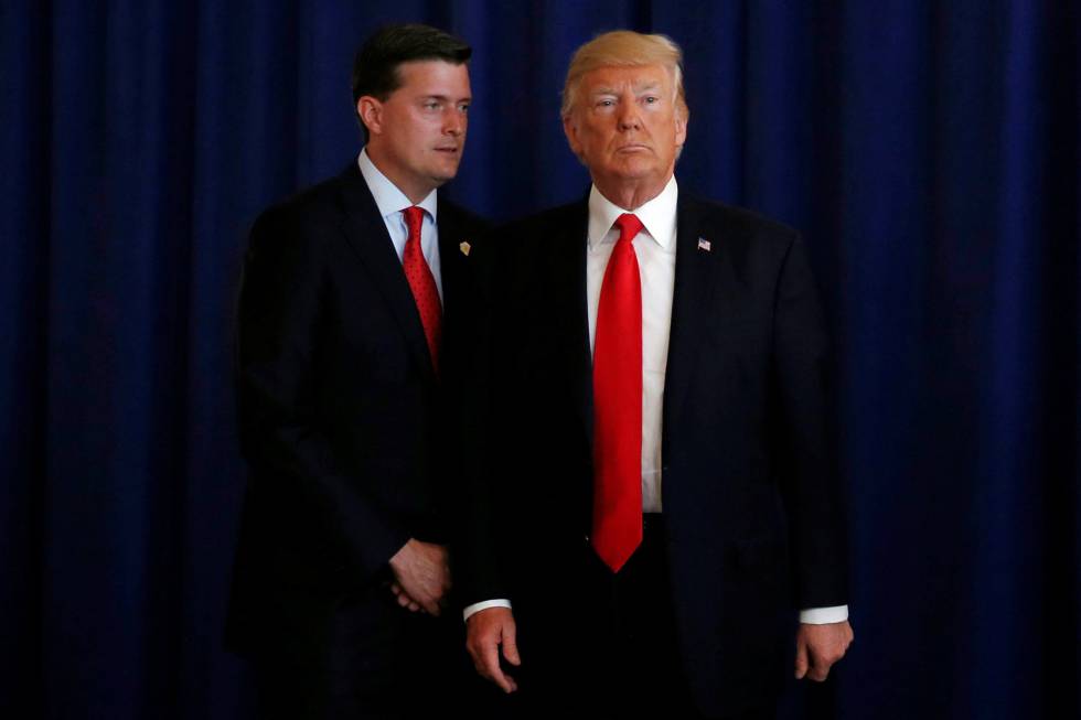 Rob Porter junto a Donald Trump, el pasado agosto
