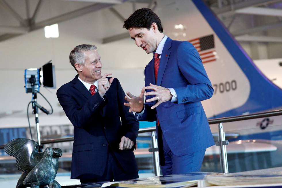 Justin Trudeau, a la derecha, con el director de la Fundación Reagan en Simi Valley, Los Ángeles.